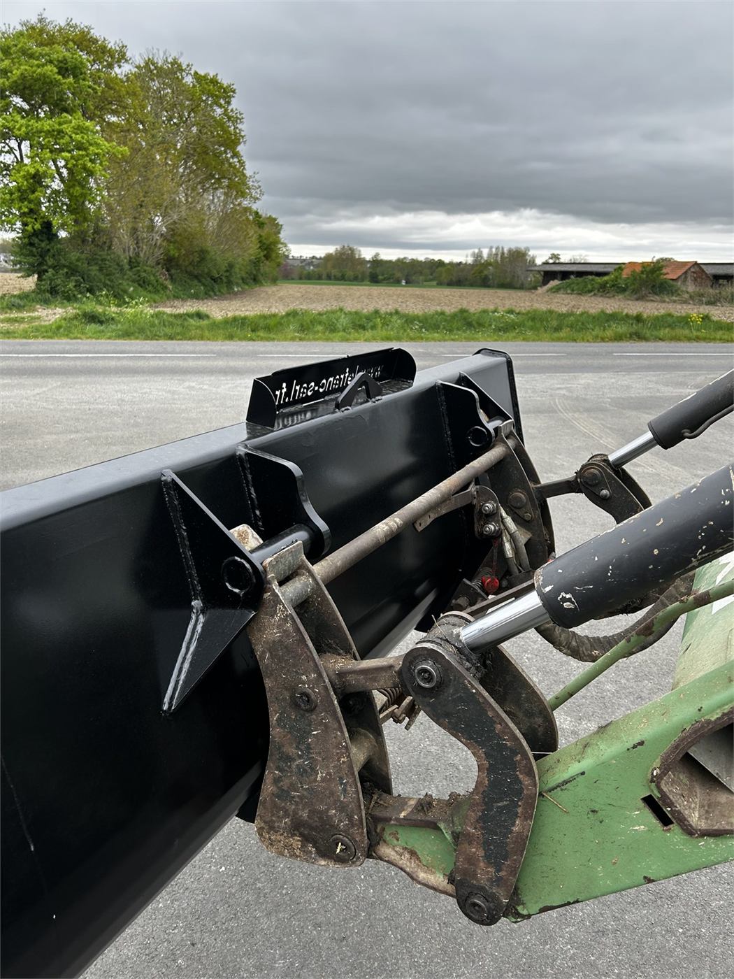Benne de reprise tracteur — lame d'usure et renforts intérieurs — vue 2