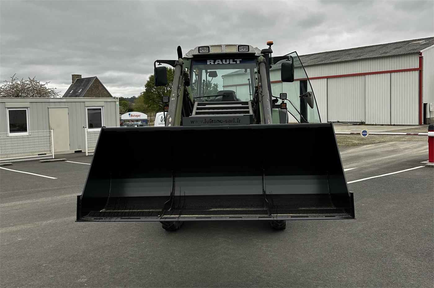 Benne de reprise tracteur — lame d'usure et renforts intérieurs — vue 3